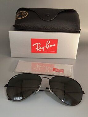 NEW Ray-Ban Aviator RB3025 Glossy Black Frame Gray Green Lens 62-14 Unisex